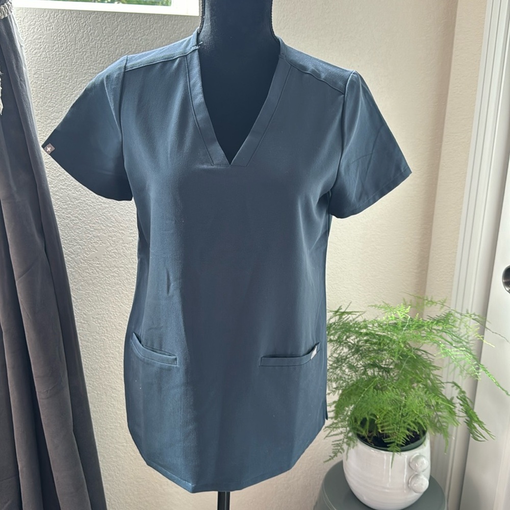 FIGS Catarina One-Pocket Scrub top Dark Harbor Xs